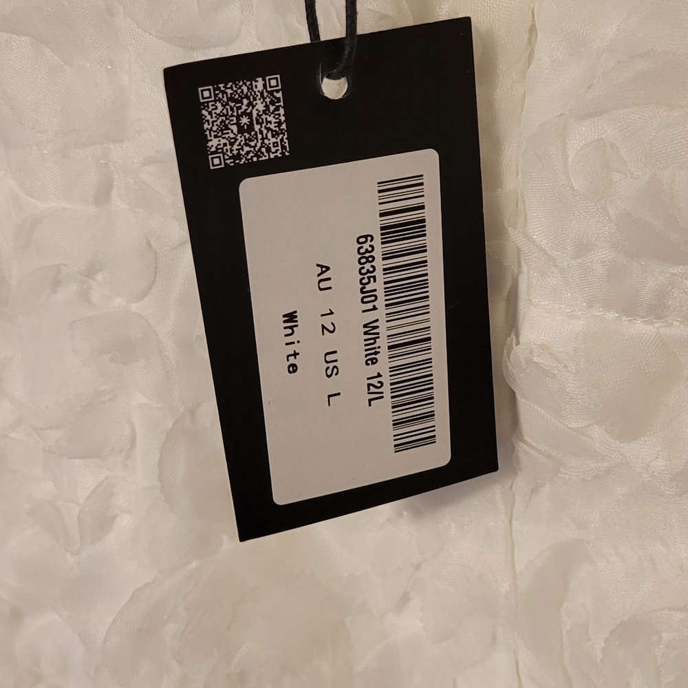 Elegant White Strapless Dress - Picture 11 of 14